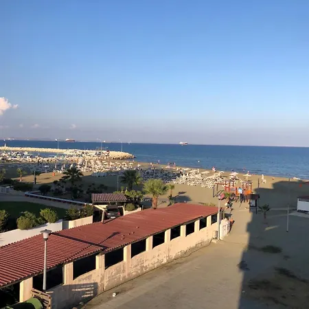 Mackenzie, * Λάρνακα