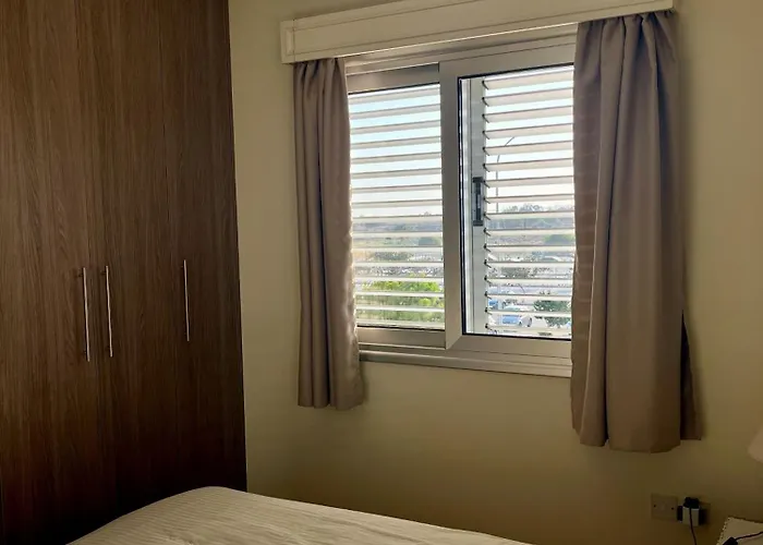 Mackenzie, * Λάρνακα